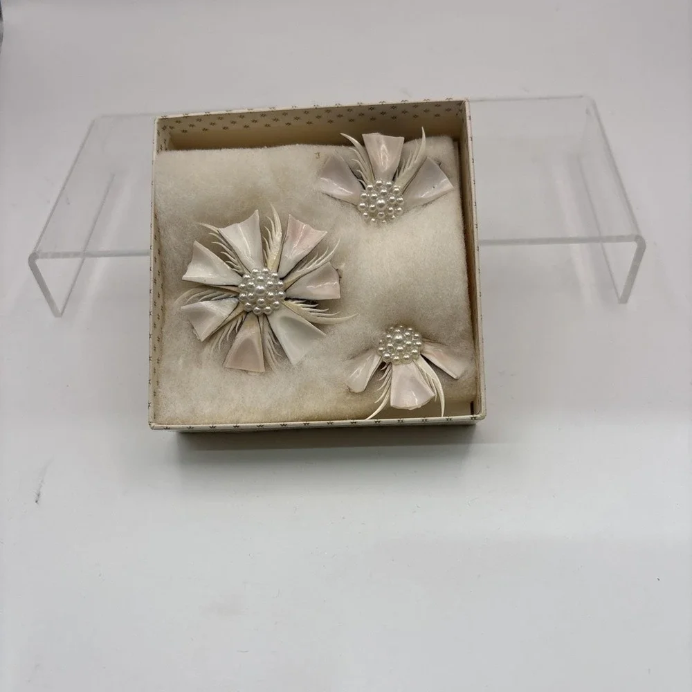 Vtg~Set of Clip On Earrings and a Brooch~Handmade out of Seashells~NIB